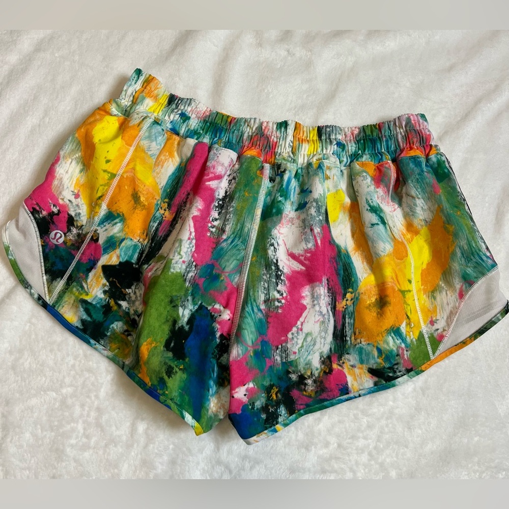 Lululemon Hotty Hot Low Rise Lined Shorts 2.5" No Limits White Multi White Sz 8 - Picture 1 of 4